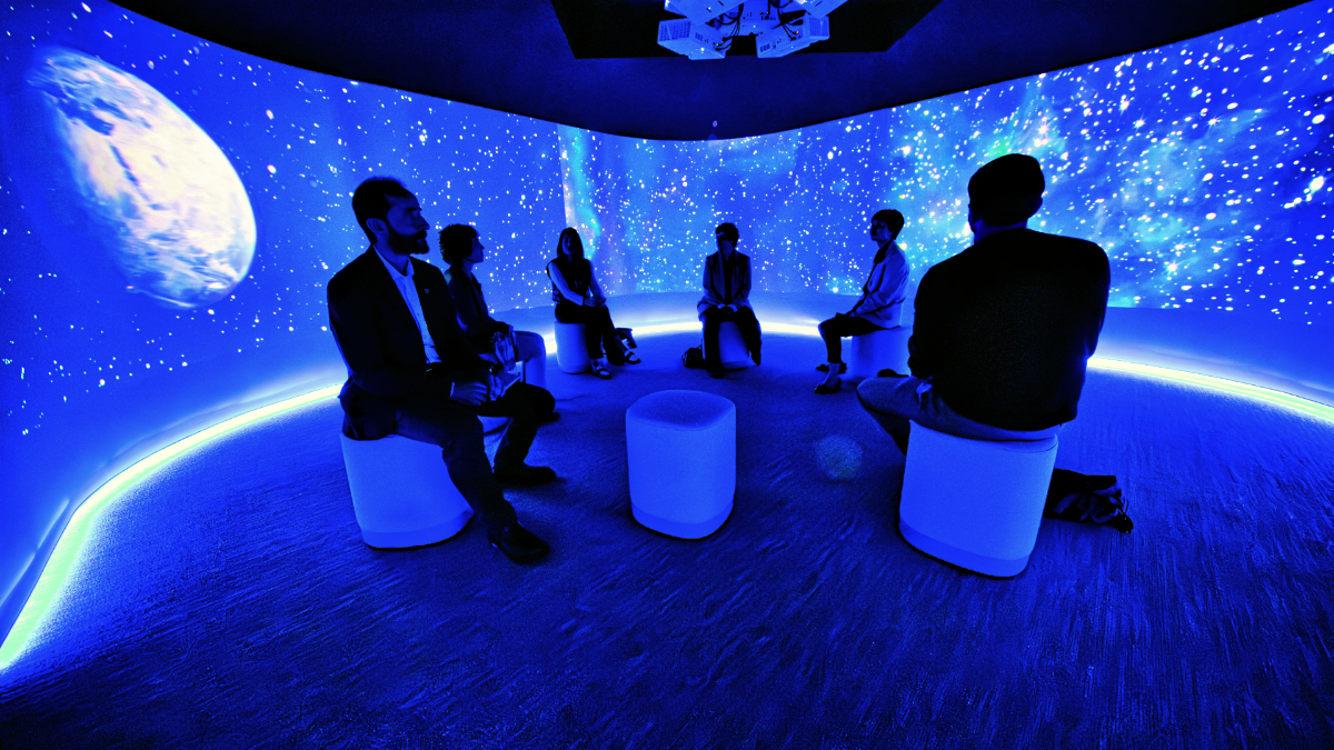  Visita en la sala de proyección 360 de MONDRAGON Experience.