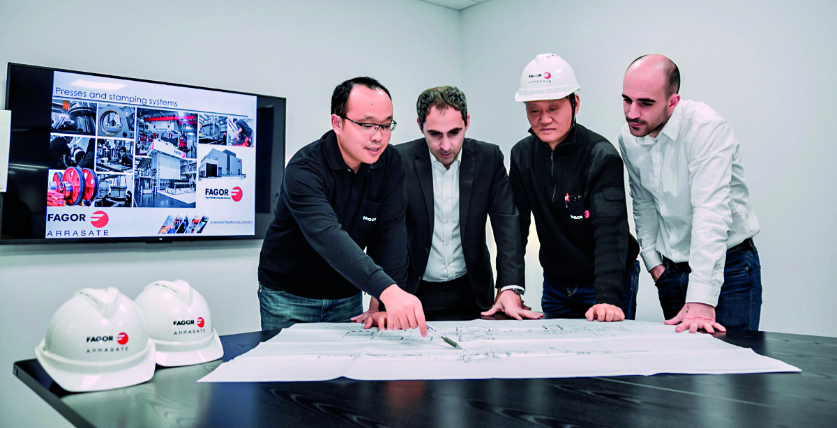 un equipo de trabajo en la planta de Fagor Arrasate en China.