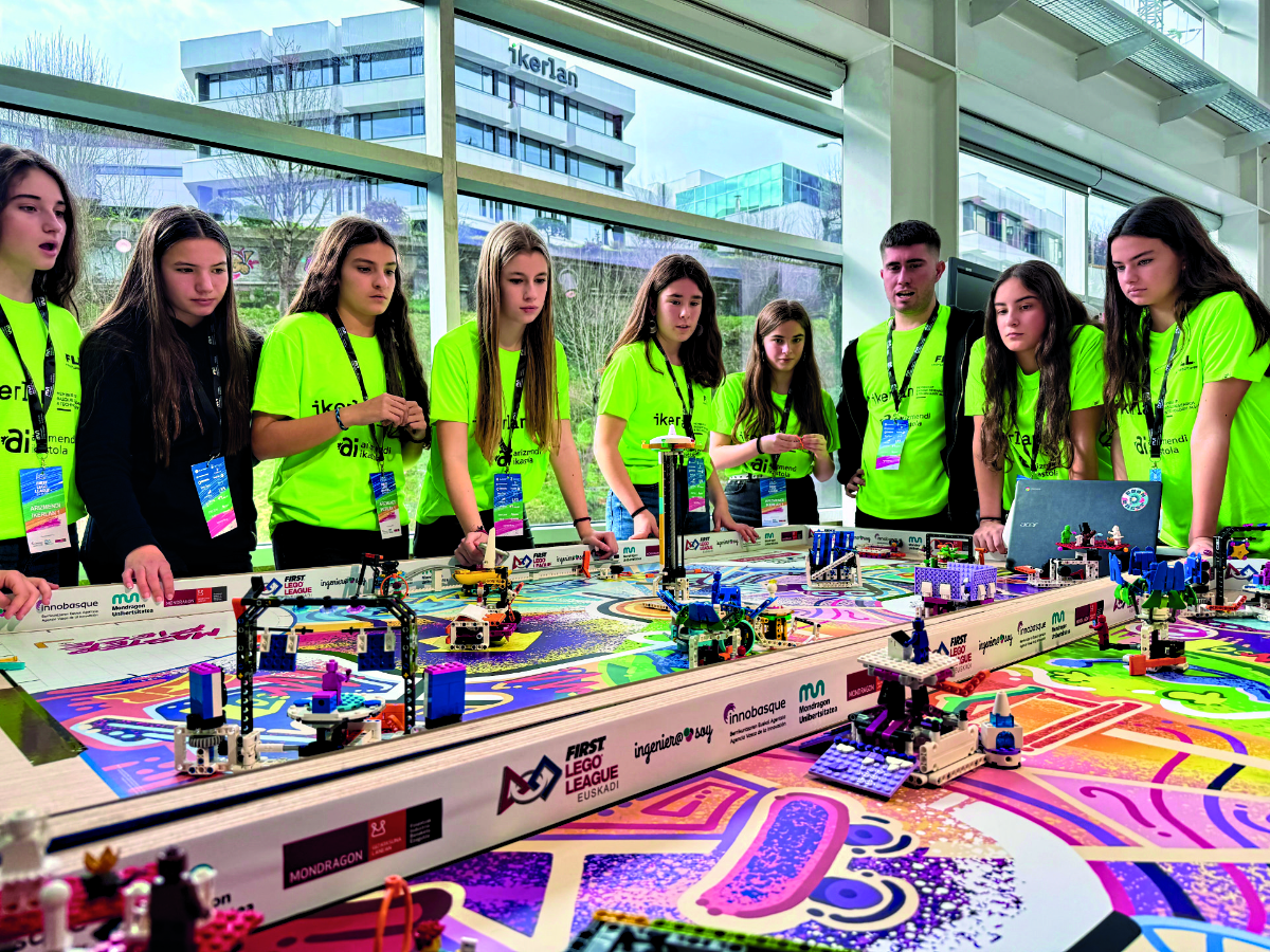 Alumnos participando en el First Lego League.