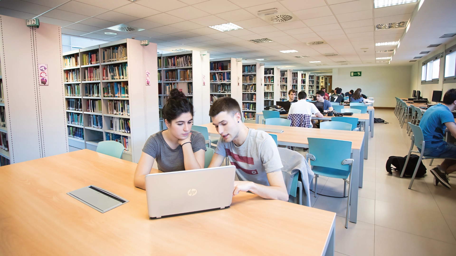 Estudiantes en una biblioteca en una de las sedes de Mondragon Unibertsitatea