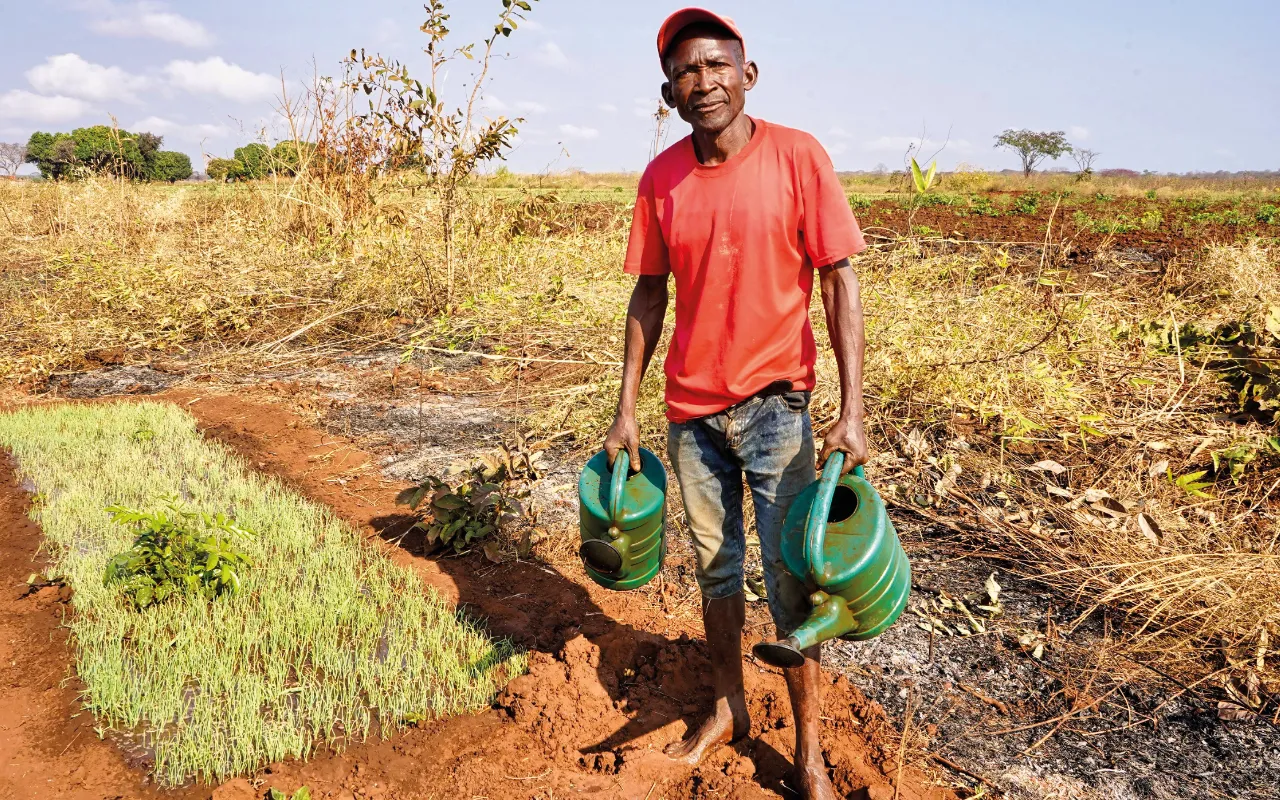 Un campesino en un proyecto de Mundukide en un país en desarrollo