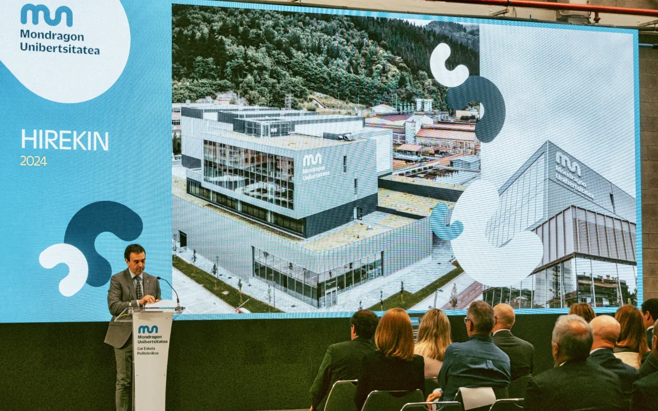 Un ponente en el escenario en el acto de inauguración de Hirekin