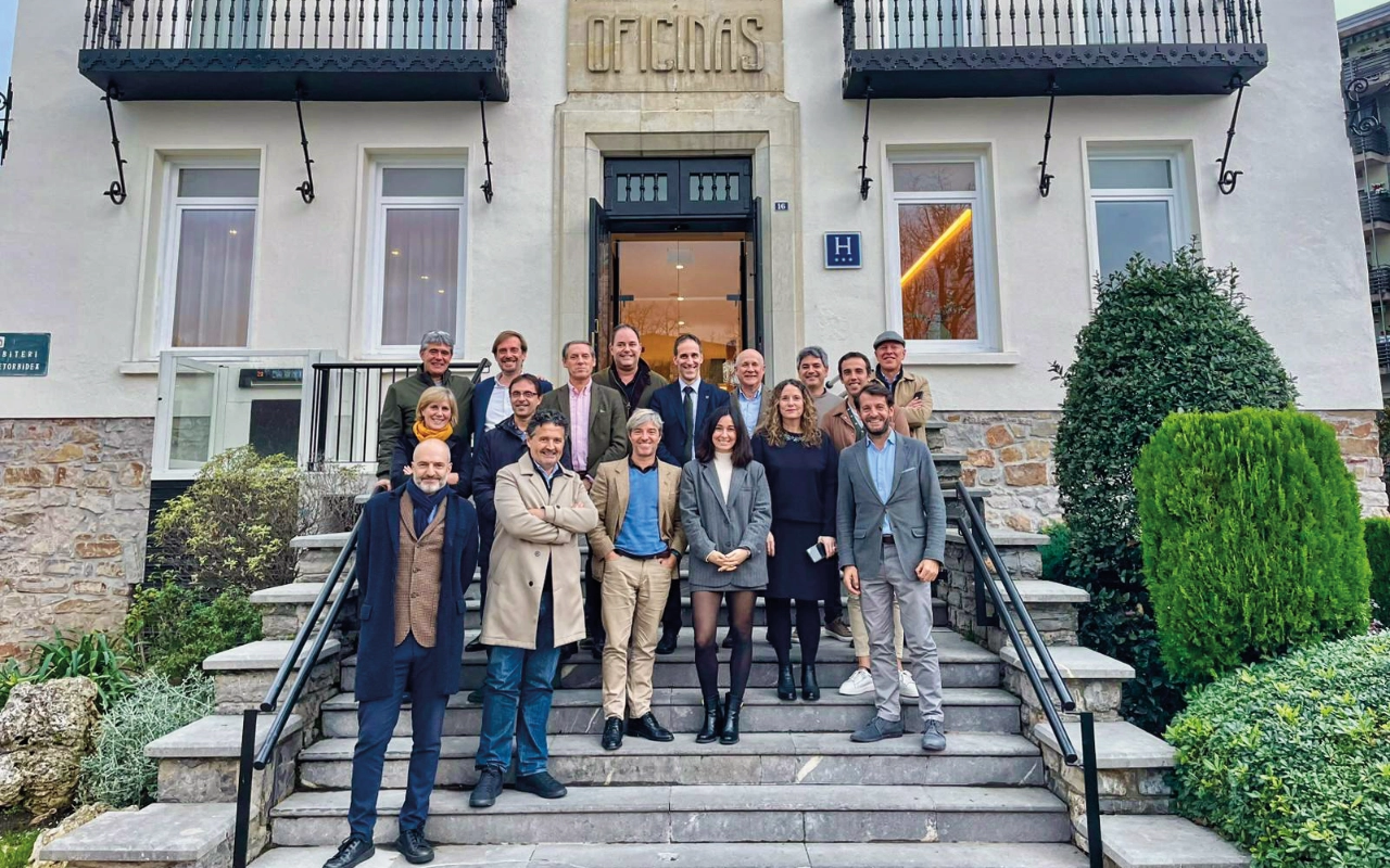 MONDRAGON Hospitalityko pertsonak MONDRAGON Hoteleko eskalinatan argazkia egiten